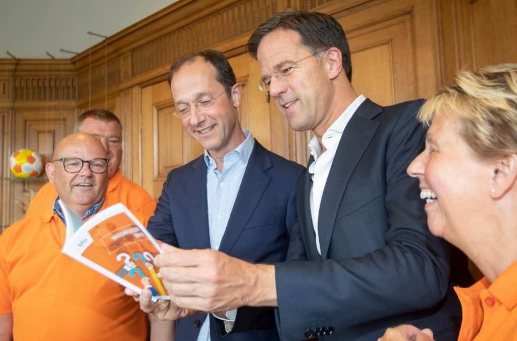 Premier Rutte ontvangt 1e exemplaar Wegwijzer BHV